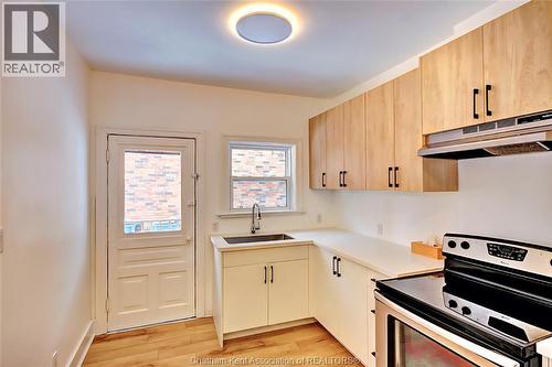 22 Cross Street, Chatham, ON - Indoor Photo Showing Kitchen