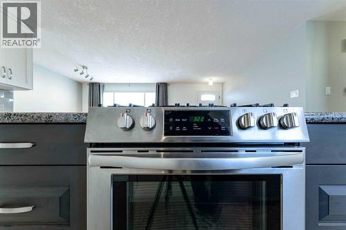 640 54 Avenue W, Claresholm, AB - Indoor Photo Showing Kitchen