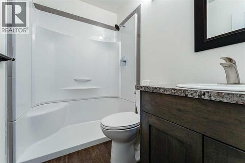 640 54 Avenue W, Claresholm, AB - Indoor Photo Showing Bathroom