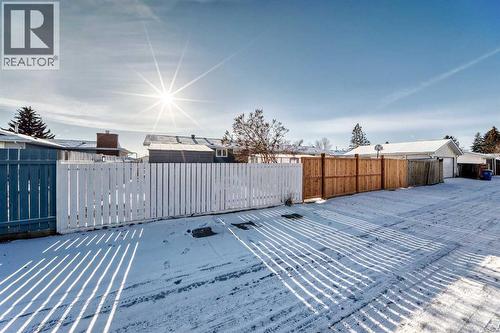 Fully fenced on paved alleyway - 216 Pinecrest Crescent Ne, Calgary, AB - Outdoor