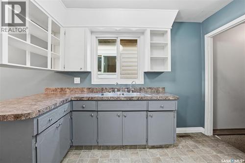 918 Garnet Street, Regina, SK - Indoor Photo Showing Kitchen With Double Sink