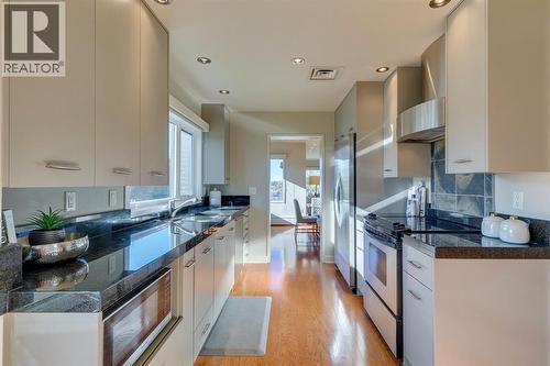 3N, 222 Eagle Ridge Drive Sw, Calgary, AB - Indoor Photo Showing Kitchen With Upgraded Kitchen