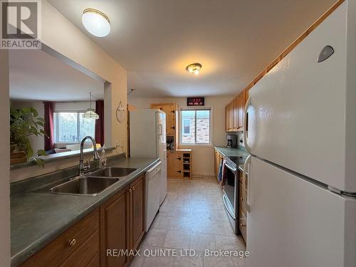 73 Oak Ridge Boulevard, Belleville (Belleville Ward), ON - Indoor Photo Showing Kitchen With Double Sink