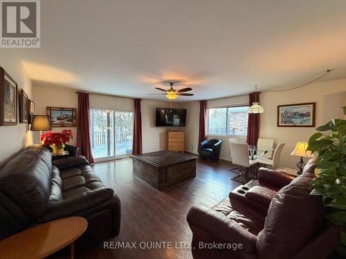 73 Oak Ridge Boulevard, Belleville (Belleville Ward), ON - Indoor Photo Showing Living Room