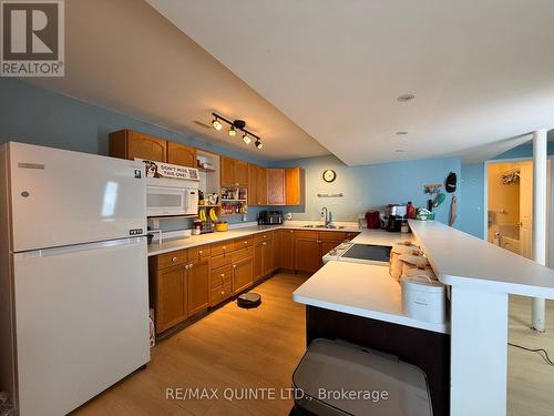 73 Oak Ridge Boulevard, Belleville (Belleville Ward), ON - Indoor Photo Showing Kitchen With Double Sink