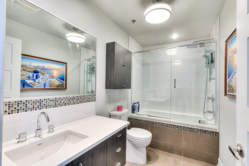 Salle de bains - 306-3499 Av. Jacques-Bureau, Laval (Chomedey), QC - Indoor Photo Showing Bathroom