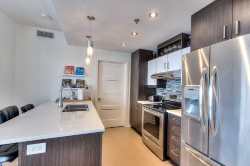 Cuisine - 306-3499 Av. Jacques-Bureau, Laval (Chomedey), QC - Indoor Photo Showing Kitchen With Double Sink With Upgraded Kitchen