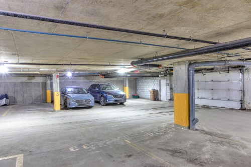 Garage - 306-3499 Av. Jacques-Bureau, Laval (Chomedey), QC - Indoor Photo Showing Garage