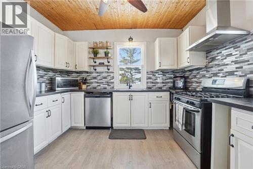 211 Robinson Road, Dunnville, ON - Indoor Photo Showing Kitchen With Stainless Steel Kitchen With Upgraded Kitchen