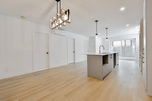 Coin-repas - 1510 Boul. Marie-Victorin, Longueuil (Le Vieux-Longueuil), QC - Indoor Photo Showing Kitchen