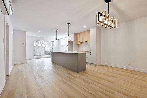 Coin-repas - 1510 Boul. Marie-Victorin, Longueuil (Le Vieux-Longueuil), QC - Indoor Photo Showing Kitchen With Upgraded Kitchen
