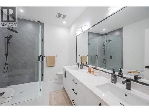 194 Maple Place Unit# 2, Oliver, BC - Indoor Photo Showing Bathroom