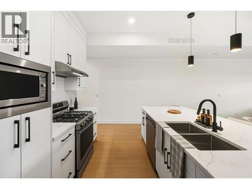 194 Maple Place Unit# 2, Oliver, BC - Indoor Photo Showing Kitchen With Double Sink With Upgraded Kitchen