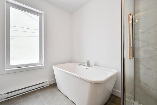 Salle de bains - 1512 Boul. Marie-Victorin, Longueuil (Le Vieux-Longueuil), QC - Indoor Photo Showing Bathroom