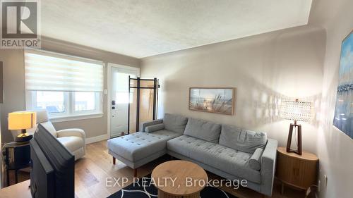 1515 Dufferin Street, Whitby, ON - Indoor Photo Showing Living Room