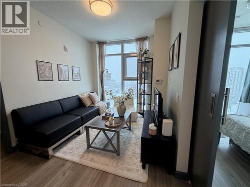239 Albert Street Unit# 1903, Waterloo, ON - Indoor Photo Showing Living Room