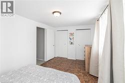 Bedroom with two closets - 