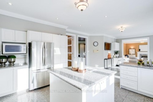 140 Boake Trail, Richmond Hill, ON - Indoor Photo Showing Kitchen With Upgraded Kitchen