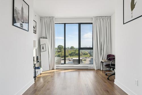 Salon - 700-200 Rue Marie-Charles-Le Moyne, Longueuil (Le Vieux-Longueuil), QC - Indoor