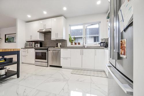 Cuisine - 2332  - 2334 Ch. De Dunkirk, Mont-Royal, QC - Indoor Photo Showing Kitchen With Upgraded Kitchen