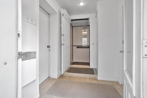 Ascenseur - 2332  - 2334 Ch. De Dunkirk, Mont-Royal, QC - Indoor Photo Showing Other Room