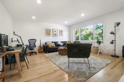 Salon - 2332  - 2334 Ch. De Dunkirk, Mont-Royal, QC - Indoor