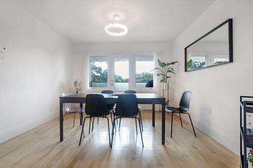 Salon - 2332  - 2334 Ch. De Dunkirk, Mont-Royal, QC - Indoor