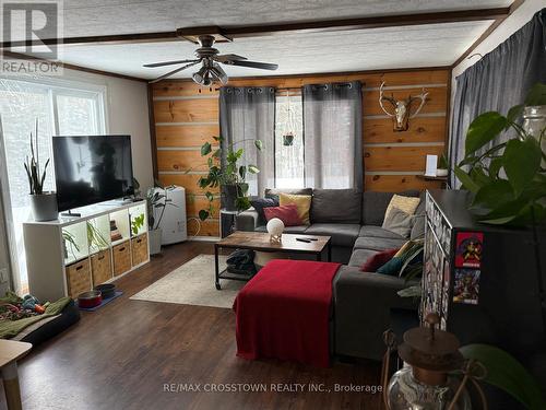 510 South Horn Lake Road, Armour, ON - Indoor Photo Showing Living Room