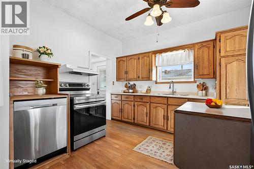 222 Lillooet Street W, Moose Jaw, SK - Indoor Photo Showing Kitchen With Double Sink