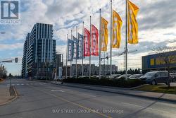 906 - 10 HONEYCRISP CRESCENT N  Vaughan, ON L4K 0M7