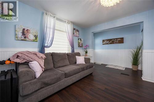 377 Shepherd Street, Sarnia, ON - Indoor Photo Showing Living Room