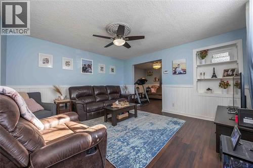 377 Shepherd Street, Sarnia, ON - Indoor Photo Showing Living Room