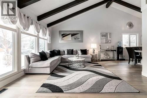 16 Woodgate Close Sw, Calgary, AB - Indoor Photo Showing Living Room