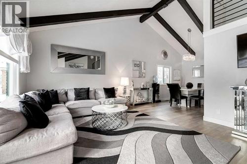 16 Woodgate Close Sw, Calgary, AB - Indoor Photo Showing Living Room