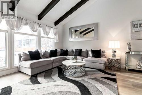 16 Woodgate Close Sw, Calgary, AB - Indoor Photo Showing Living Room