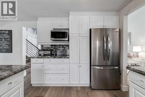 16 Woodgate Close Sw, Calgary, AB - Indoor Photo Showing Kitchen
