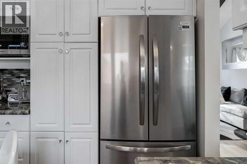 16 Woodgate Close Sw, Calgary, AB - Indoor Photo Showing Kitchen