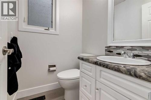 16 Woodgate Close Sw, Calgary, AB - Indoor Photo Showing Bathroom
