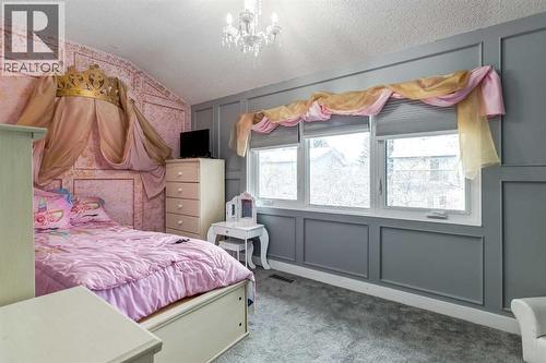 16 Woodgate Close Sw, Calgary, AB - Indoor Photo Showing Bedroom