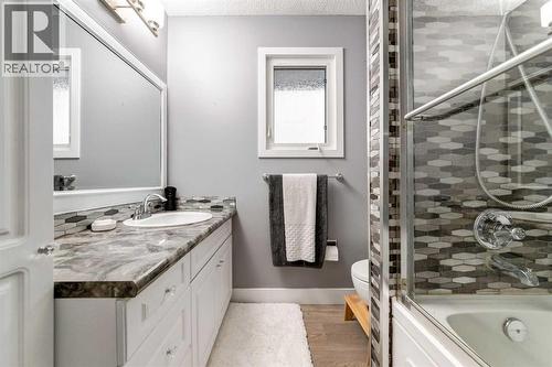 16 Woodgate Close Sw, Calgary, AB - Indoor Photo Showing Bathroom