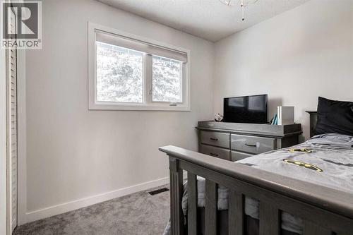 16 Woodgate Close Sw, Calgary, AB - Indoor Photo Showing Bedroom