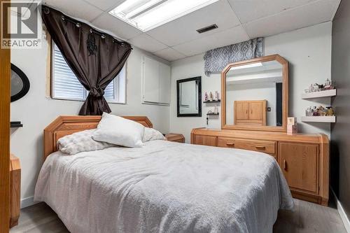 16 Woodgate Close Sw, Calgary, AB - Indoor Photo Showing Bedroom