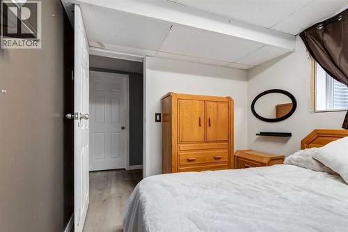 16 Woodgate Close Sw, Calgary, AB - Indoor Photo Showing Bedroom