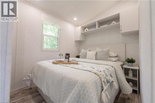 Bedroom featuring vaulted ceiling, recessed lighting, wood finished floors, and crown molding - 85 Hutchinson Beach Road Unit# B56, Huntsville, ON - Indoor Photo Showing Bedroom