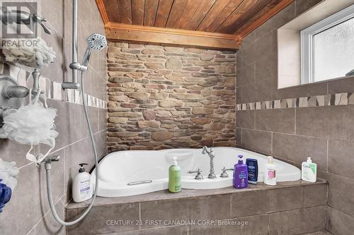 23992 Denfield Road, Middlesex Centre (Denfield), ON - Indoor Photo Showing Bathroom