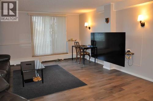 large living room with patio access - 134, 1237 4 Avenue S, Lethbridge, AB - Indoor