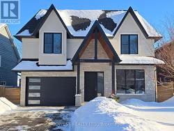 402 NIAR AVENUE  Mississauga, ON L5G 1W3