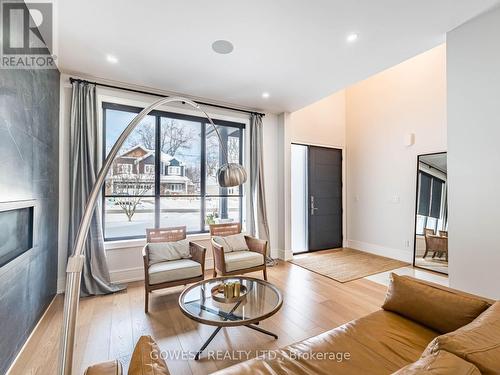 402 Niar Avenue, Mississauga, ON - Indoor Photo Showing Living Room