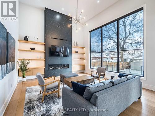 402 Niar Avenue, Mississauga, ON - Indoor Photo Showing Living Room