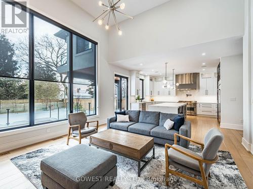 402 Niar Avenue, Mississauga, ON - Indoor Photo Showing Living Room